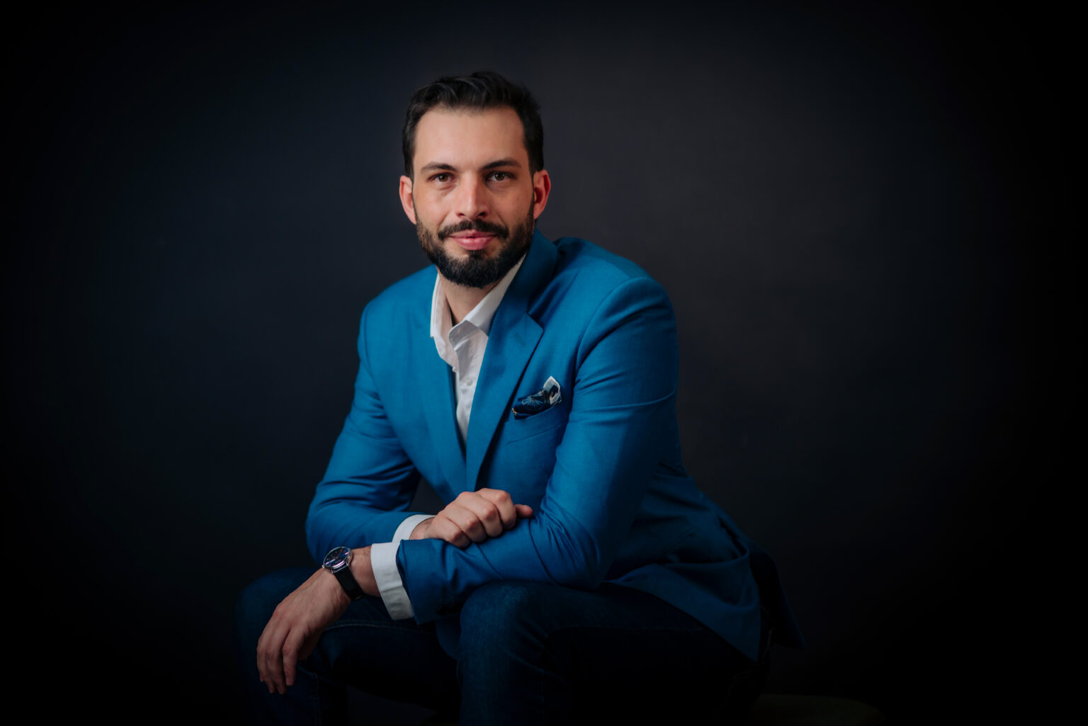 Silas Massini, professor de italiano, em retrato com blazer azul