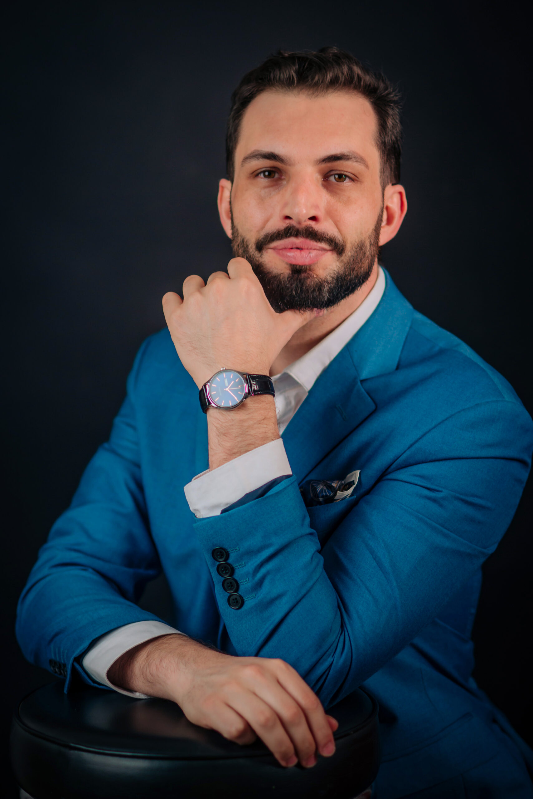 Silas Massini, professor de italiano, com blazer azul