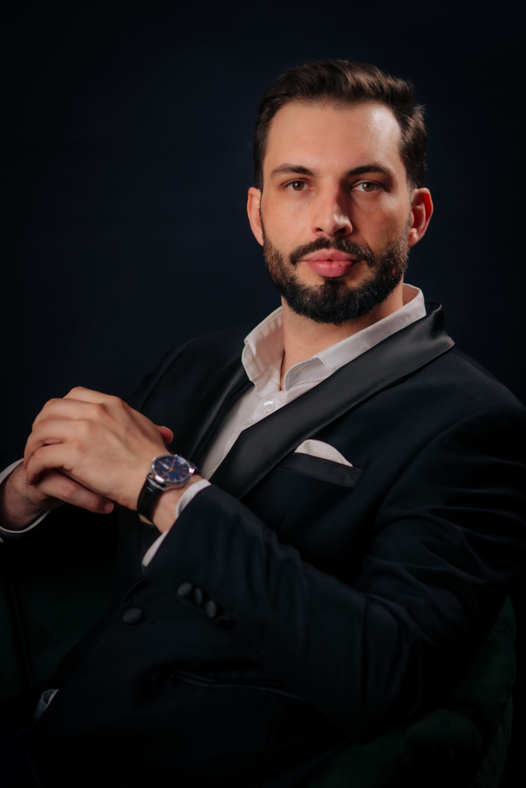 Professor Silas Massini com blazer preto